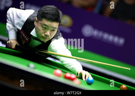 Ding Junhui von China spielt einen Schuß zu Xiao Guodong von China in der zweiten Runde während der 2019 World Snooker internationale Meisterschaft in Daqing Stadt, im Nordosten der chinesischen Provinz Heilongjiang, den 6. August 2019. Stockfoto