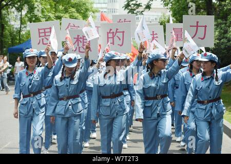 Chinesische Studenten der Schule des Marxismus, Zhejiang University, in der Roten Armee Uniformen gekleidet März in einer Parade auf dem Campus in Hangzhou City, East Stockfoto