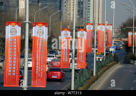---- Blick auf Tafeln von AIIB (Asian Infrastructure Investment Bank) in Peking, China, 15. Januar 2016. Bank von Japan Gouverneur Haruhiko Kuroda Stockfoto