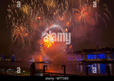 Feuerwerk über dem London Eye an Silvester 2012. London, England, Vereinigtes Königreich. Stockfoto