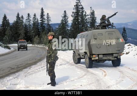 Die NATO-Intervention in Bosnien Herzegowina, italienische Armee Alpini Checkpoint in der Nähe von Sarajevo (März 1998) Stockfoto