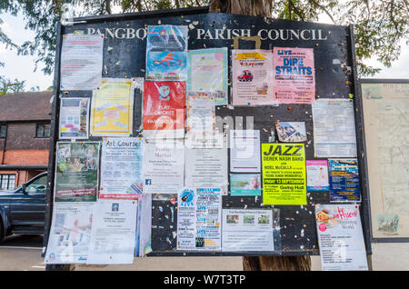 Ein Schild in Pangboure, West Berkshire, Großbritannien, das mit Bekanntmachungen, Anzeigen und Flyern abgedeckt ist. Stockfoto