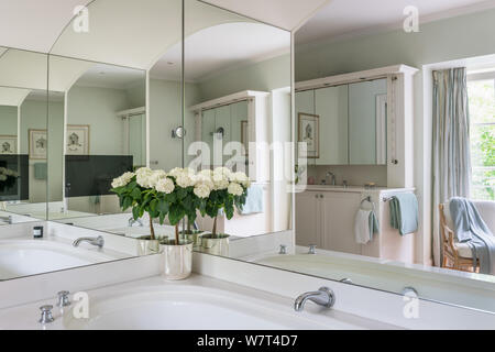 Spiegel über der Badewanne im Landhausstil Badezimmer Stockfoto