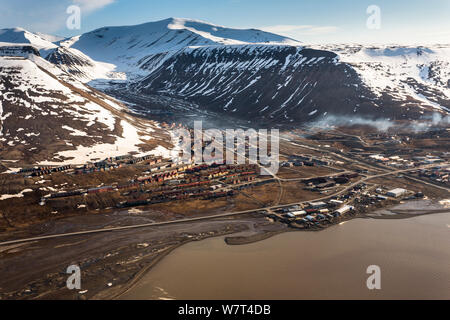 Luftaufnahme von Longyearbyen, Spitzbergen, Svalbard, Norwegen, Juni 2012. Stockfoto