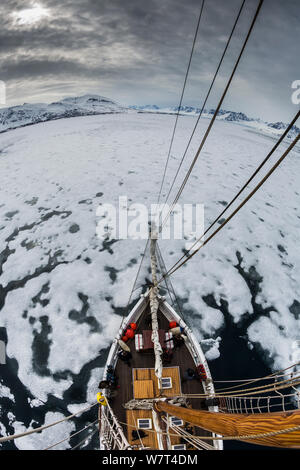Blick von oben auf einen Mast von einem Segelboot im Packeis in Woodfjord, Svalbard, Norwegen, Juni, 2012. Stockfoto