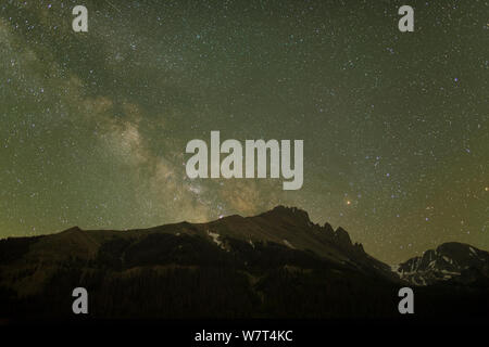 Die Milchstraße steigt über den Craigs, ein Berg im Sommer Angebot von Colorado, Teil der Rocky Mountains, in der Nacht vom 1. Juli 2013. Stockfoto