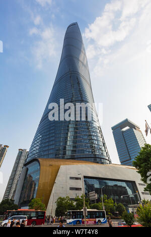 Eine Froschperspektive des Shanghai Tower in der Lujiazui Finanzviertel in Pudong, Shanghai, China, 14. Mai 2017. Stockfoto