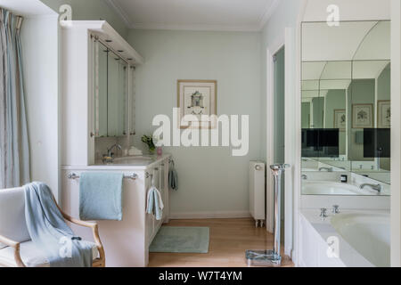 Weiß und Blau im Landhausstil Badezimmer Stockfoto