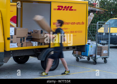 Wittenburg, Deutschland. 07 Aug, 2019. Paketdienst Ute Eissing Lasten der elektrisch angetriebenen Transporter treetscooter" bei der Deutschen Post. Credit: Jens Büttner/dpa-Zentralbild/ZB/dpa/Alamy leben Nachrichten Stockfoto