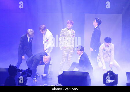 Mitglieder der Koreanischen boy group BtoB an einem Fan Meeting in Taipei, Taiwan, 21. Mai 2017. Stockfoto