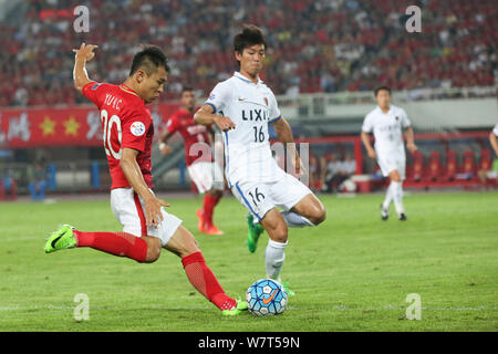 Yu Guangzhou in China Hanchao Evergrande, Links, Herausforderungen Shuto Yamamoto von Japans Kashima Antlers während der ersten Runde ihrer 16 Match des AFC Stockfoto