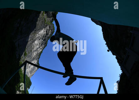 Ein frei laufender Athlet zeigt seine Fähigkeiten während der PARKOUR Freerunning Skyladder internationale Meisterschaft auf dem tianmen Mountain (oder Tianmenshan Mo Stockfoto