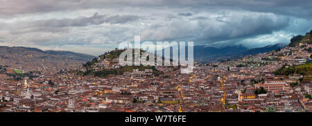 Panorama der Stadt und die Jungfrau von Quito auf Panecillo Hill von der Basilika, Quito, Ecuador, September 2010. Stockfoto