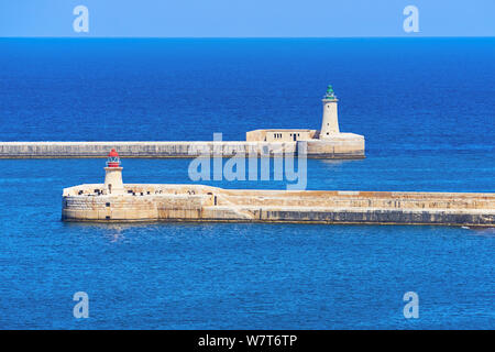 Ricasoli und St. Elmo Leuchtturm am Hafen in Kalkara in der Nähe von Valletta Grand Harbour in Malta Stockfoto