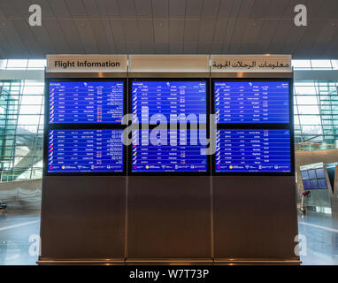Anreise Flug Information Board in Hamad International Airport, Doha, Qatar Stockfoto
