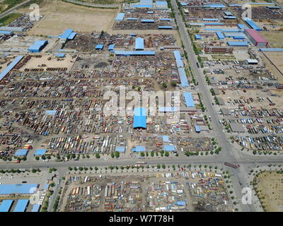Luftaufnahme von einem Schrottplatz mit verschrotteten Fahrzeuge in Stadt Lingwu, Nordwesten Chinas autonomen Region Ningxia Hui, 26. Mai 2017 aufgetürmt. Luftbild Stockfoto
