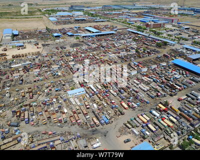 Luftaufnahme von einem Schrottplatz mit verschrotteten Fahrzeuge in Stadt Lingwu, Nordwesten Chinas autonomen Region Ningxia Hui, 26. Mai 2017 aufgetürmt. Luftbild Stockfoto