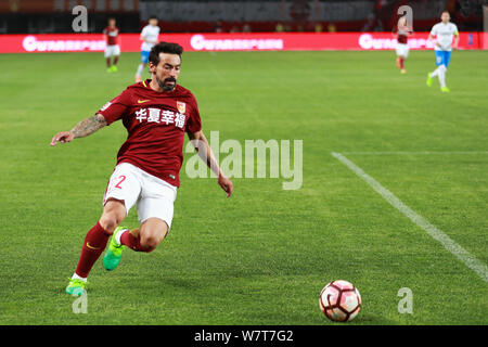 Argentinische Fußballspieler Ezequiel Lavezzi von Hebei China Fortune passt den Ball gegen Tianjin TEDA in ihre siebte Runde während der 2017 Ch Stockfoto