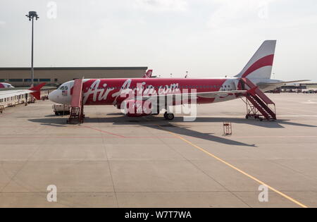 ------ Airbus Passenger Jet von AirAsia ist am Internationalen Flughafen Kuala Lumpur in Kuala Lumpur, Malaysia, 17. September 2013 geparkt. Southea Stockfoto