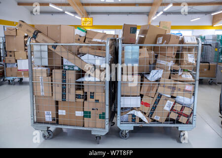 Wittenburg, Deutschland. 07 Aug, 2019. Transportwagen voller Pakete werden mit der Deutschen Post Lieferung Base verfügbar. Jeden Tag, Deutsche Post liefert mehr als fünf Millionen Pakete mit mehr als 14.300 Fahrzeuge in verschiedenen Größen und rund 19.000 Parcel Delivery Agents zu Kunden in ganz Deutschland. Credit: Jens Büttner/dpa-Zentralbild/ZB/dpa/Alamy leben Nachrichten Stockfoto