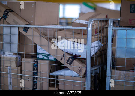 Wittenburg, Deutschland. 07 Aug, 2019. Transportwagen voller Pakete werden mit der Deutschen Post Lieferung Base verfügbar. Jeden Tag, Deutsche Post liefert mehr als fünf Millionen Pakete mit mehr als 14.300 Fahrzeuge in verschiedenen Größen und rund 19.000 Parcel Delivery Agents zu Kunden in ganz Deutschland. Credit: Jens Büttner/dpa-Zentralbild/ZB/dpa/Alamy leben Nachrichten Stockfoto