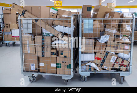 Wittenburg, Deutschland. 07 Aug, 2019. Transportwagen voller Pakete werden mit der Deutschen Post Lieferung Base verfügbar. Jeden Tag, Deutsche Post liefert mehr als fünf Millionen Pakete mit mehr als 14.300 Fahrzeuge in verschiedenen Größen und rund 19.000 Parcel Delivery Agents zu Kunden in ganz Deutschland. Credit: Jens Büttner/dpa-Zentralbild/ZB/dpa/Alamy leben Nachrichten Stockfoto
