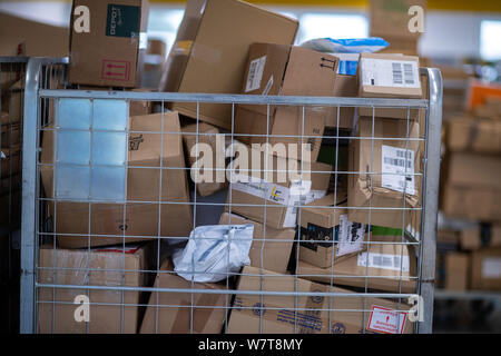 Wittenburg, Deutschland. 07 Aug, 2019. Transportwagen voller Pakete werden mit der Deutschen Post Lieferung Base verfügbar. Jeden Tag, Deutsche Post liefert mehr als fünf Millionen Pakete mit mehr als 14.300 Fahrzeuge in verschiedenen Größen und rund 19.000 Parcel Delivery Agents zu Kunden in ganz Deutschland. Credit: Jens Büttner/dpa-Zentralbild/ZB/dpa/Alamy leben Nachrichten Stockfoto