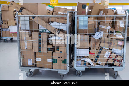 Wittenburg, Deutschland. 07 Aug, 2019. Transportwagen voller Pakete werden mit der Deutschen Post Lieferung Base verfügbar. Jeden Tag, Deutsche Post liefert mehr als fünf Millionen Pakete mit mehr als 14.300 Fahrzeuge in verschiedenen Größen und rund 19.000 Parcel Delivery Agents zu Kunden in ganz Deutschland. Credit: Jens Büttner/dpa-Zentralbild/ZB/dpa/Alamy leben Nachrichten Stockfoto