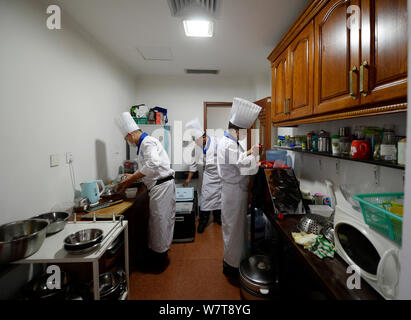 Köche aus eigener Küche Plattform Kochen in der Küche des Kunden in Chengdu City, im Südwesten Chinas Provinz Sichuan, 14. Mai 2017. Köche aus einem Pr Stockfoto