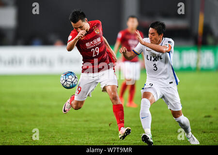 Gao Lin der chinesischen Guangzhou Evergrande, Links, Herausforderungen Gen Shoji von Japans Kashima Antlers während der ersten Runde ihrer 16 Match des AFC meist Stockfoto