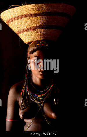 Portrait von Ovahakaona Frau Tragekorb auf Kopf, Ovahakaona Menschen. Kaokoveld, Namibia. Stockfoto