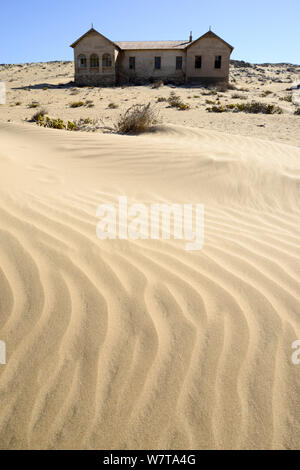 Verlassenes Haus in Sanddünen. Geisterstadt Kolmanskuppe, einem alten Diamond - Bergbau Stadt, wo Wanderdünen verlassene Häuser eingegriffen haben, Wüste Namib, Namibia, Oktober 2013. Stockfoto