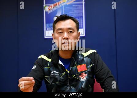 ---- Kong Linghui, Headcoach des Chinesischen Nationalen Frauen Tischtennis Team, nimmt an einer Pressekonferenz in Hongkong, China, 11. April 2016. C Stockfoto