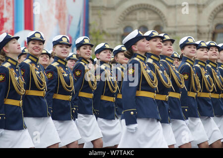 Weibliche russische Soldaten März entlang der Roten Platz während der Tag des Sieges militärische Parade der 72. Jahrestag des Sieges über den Deutschen zu markieren Stockfoto
