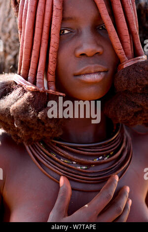 Portrait von Himba Frau mit charakteristischen Otjize (eine Mischung aus Butter Asche und Ocker) Verkleidung Haar- und Hautpflege, Kaokoland, Namibia, September 2013. Stockfoto