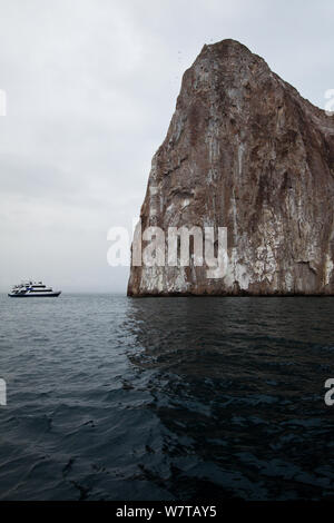 Anzeigen von Kicker Rock mit Boot im Hintergrund, Insel San Cristobal Galapagos Inseln, Januar 2012. Stockfoto