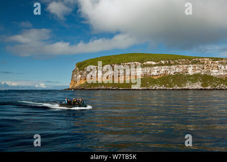 Taucher zum Tauchplatz an Bord aufblasbares Boot reisen, Galapagos Inseln, September 2011. Model Released. Stockfoto