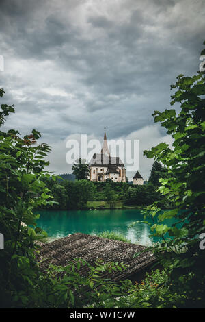 Kirche Maria Wert am Wörthersee in der Nähe von Velden in Österreich im Sommer am Morgen Stockfoto