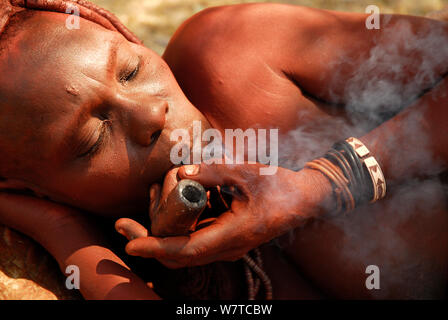 Frau Himba rauchen Schnupftabak, Namibia, Februar 2005. Stockfoto