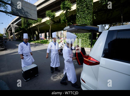 Köche aus eigener Küche plattform alle Zutaten zu einem Auto in Chengdu City, im Südwesten Chinas Provinz Sichuan, 14. Mai 2017. Köche fro Stockfoto