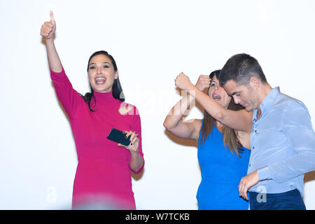 (Von links) Israelische Schauspielerin und Model Gal Gadot, amerikanische Regisseurin Patty Jenkins und Schauspieler Chris Pine besuchen eine Premiere für den Film "Wonder Woman" Stockfoto