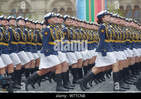Weibliche russische Soldaten März entlang der Roten Platz während der Tag des Sieges militärische Parade der 72. Jahrestag des Sieges über den Deutschen zu markieren Stockfoto