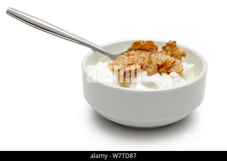 Müsli und Joghurt in der Schüssel auf weißem Hintergrund Stockfoto