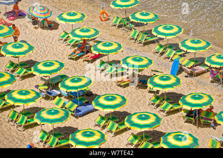 Sonnenschirme am Strand von Tropea in Kalabrien in Süditalien. Stockfoto