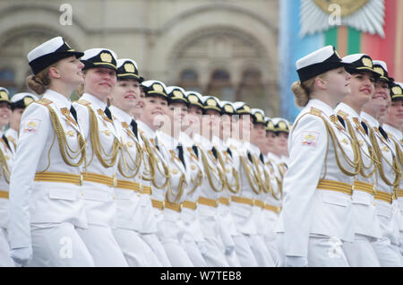 Weibliche russische Soldaten der militärischen Universität des russischen Verteidigungsministeriums März entlang der Roten Platz während der Tag des Sieges Militärparade t Stockfoto