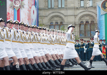 Weibliche russische Soldaten der militärischen Universität des russischen Verteidigungsministeriums März entlang der Roten Platz während der Tag des Sieges Militärparade t Stockfoto