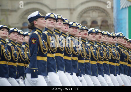 Weibliche russische Soldaten März entlang der Roten Platz während der Tag des Sieges militärische Parade der 72. Jahrestag des Sieges über den Deutschen zu markieren Stockfoto