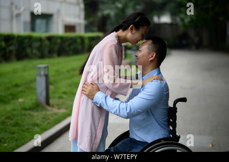 Chinesischer Mann Dai Guohong, der seine Beine aufgrund der schweren Verletzungen von Wenchuan Erdbeben 2008 verursacht amputiert, ist mit seiner Frau Su Simiao in Stockfoto