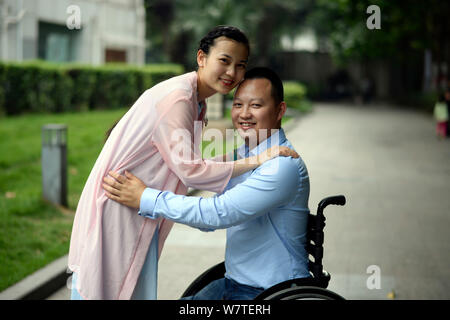 Chinesischer Mann Dai Guohong, der seine Beine aufgrund der schweren Verletzungen von Wenchuan Erdbeben 2008 verursacht amputiert, ist mit seiner Frau Su Simiao in Stockfoto