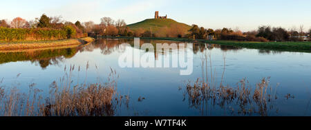 Panorama der Burrow Mump und seine ruinierte Kirche auf einem Hügel in der Nähe von burrowbridge. Im Vordergrund ein geschwollenen Fluss Parrett auf der rechten Seite ist durch den Fluss Ton auf der linken Seite verbunden. Somerset Levels, Somerset, UK, Januar 2014. Digital Composite, größere Dateien zur Verfügung. Stockfoto